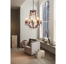 Vardagsrum med ljuskrona, fåtölj och dekoration