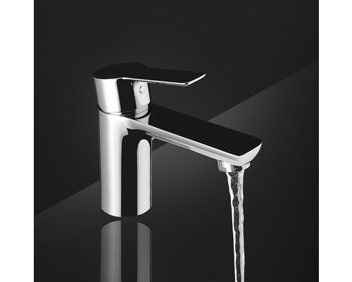 Vattenkran i metall med vattenstråle