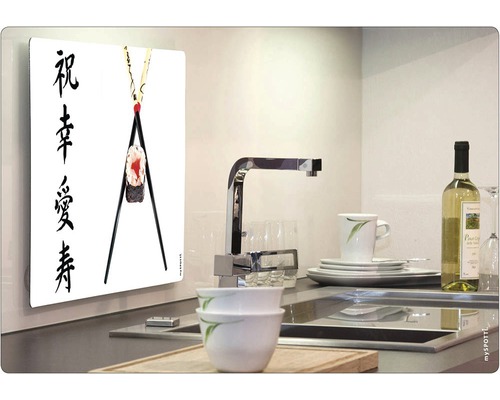 Köksscen med väggmålning, diskho, kran och porslin