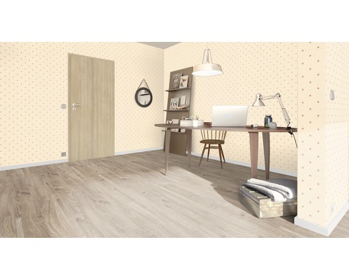 Kontor med skrivbord, stol, hylla och dörr i ett rum med mönstrad tapet.