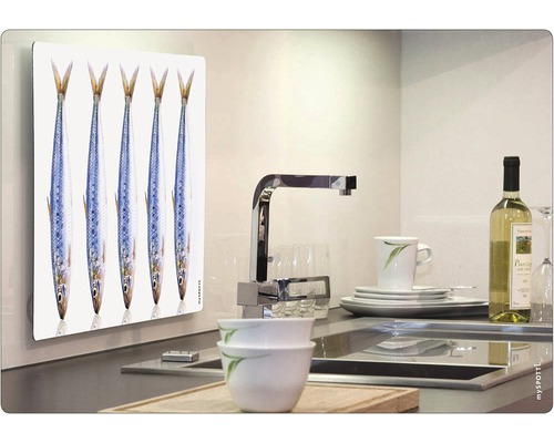 Köksscen med stänkskydd med fiskmotiv