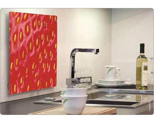 Stänkskydd med jordgubbsmotiv i modernt kök