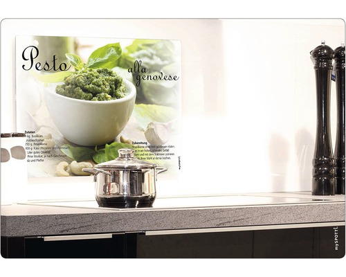 Köksscen med en kastrull på en spis och ett recept på pesto alla genovese i bakgrunden