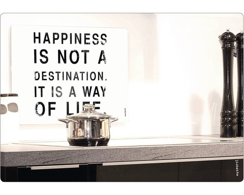 Kök med kastrull och väggbild med texten ''Happiness is not a destination. It is a way of life.''
