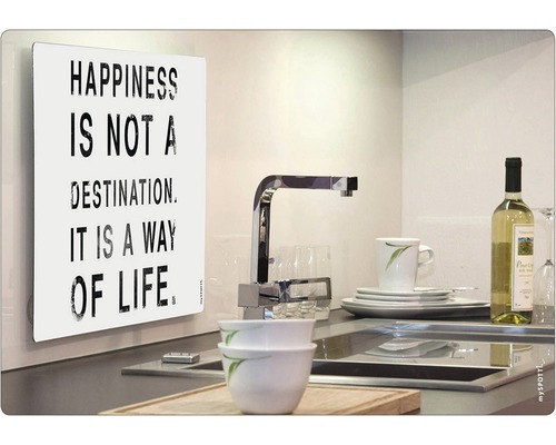 Köksscen med diskho, kran, disk, vinflaska och en dekorativ skylt med texten Happiness is not a destination it is a way of life.