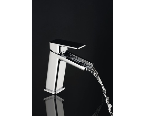 Metallisk vattenkran med rinnande vatten