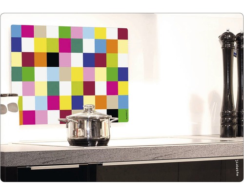 Köksscen med kastrull och färgglatt stänkskydd