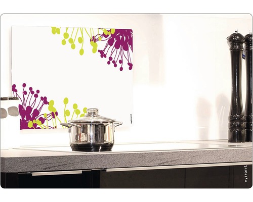 Dekorativ spisplatta med blommönster i köksdesign