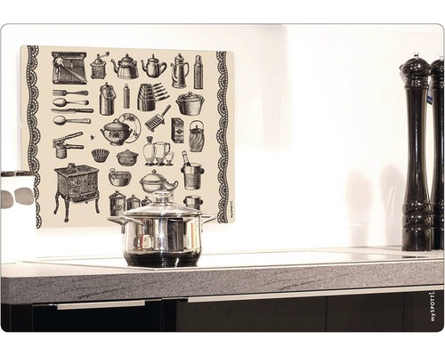 Köksscen med kastrull på spisen och stänkskydd med köksmotiv