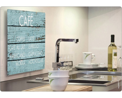 Köksscen med väggdekoration med kaffemotiv, diskho, porslin och en vinflaska.