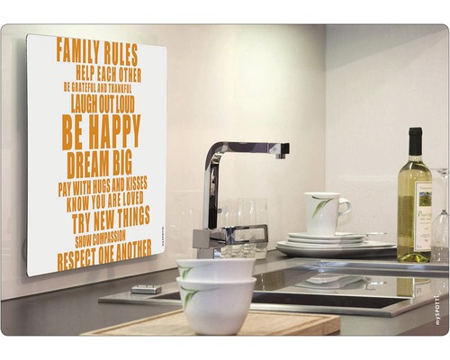 Dekorativ skylt med texten familjeregler i ett modernt kök