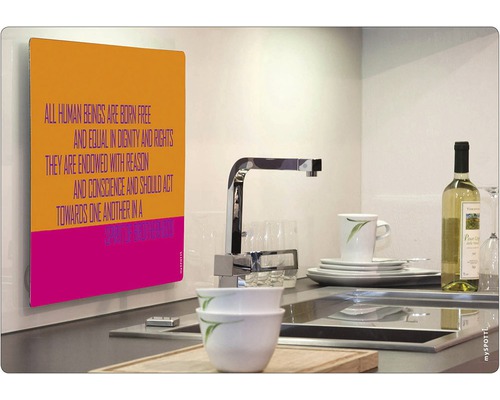 Dekorativ platta med citat i en köksscen