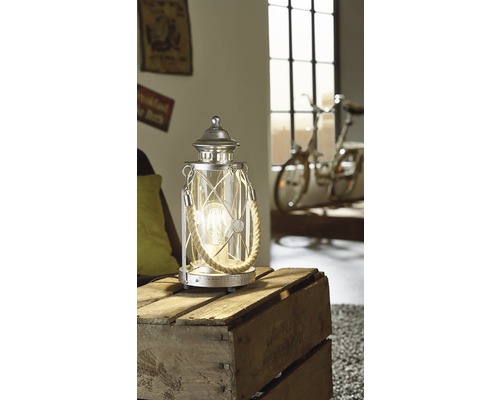 Dekorativ bordslampa i lyktstil med rep på ett träbord