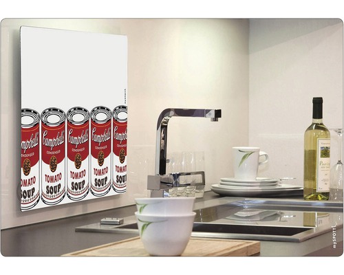 Dekorativt värmeelement med motiv av soppburkar i ett kök