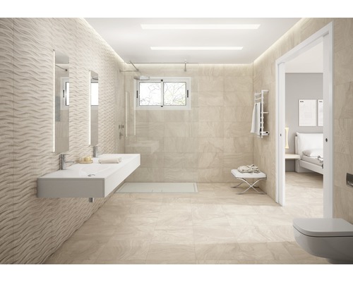 Ljust badrum med handfat, dusch och kakel i naturstenslook