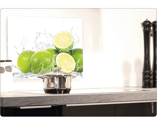 Stänkskydd med lime-motiv ovanför en kastrull på en spishäll