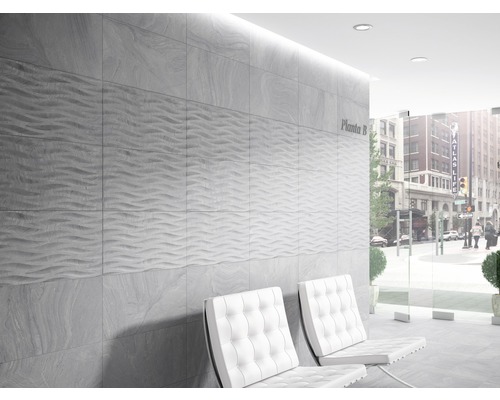 Miljöbild med väggplattor i stenutseende och vågformad dekor