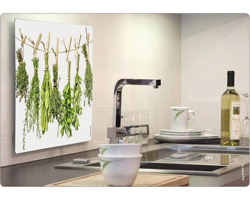 Stänkskydd med örtmotiv i en köksmiljö