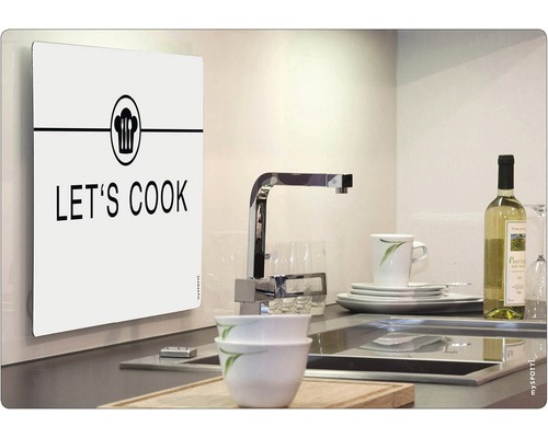 Köksscen med diskho, porslin och en väggplatta med texten Let''s Cook.