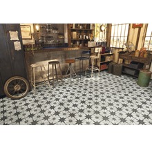 Miljö med golvplattor i vintagestil och stjärnmönster.