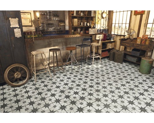 Miljö med golvplattor i vintagestil och stjärnmönster.