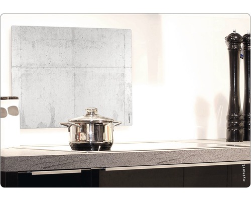 Kök med spis, kastrull och kakel i betonglook