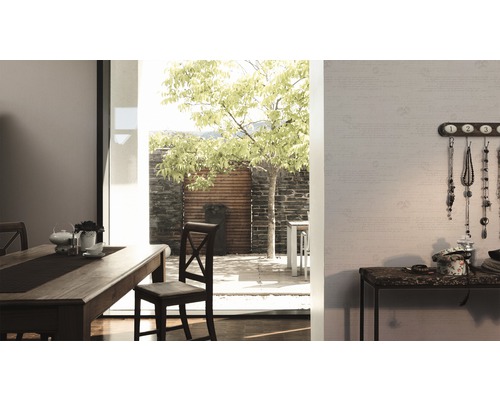 Matsal med träbord, stolar och utsikt över trädgården