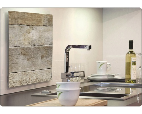 Köksscen med radiator i träimitation, diskho och porslin