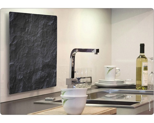 Dekorativ radiator i köksmiljö med diskho, kran och porslin