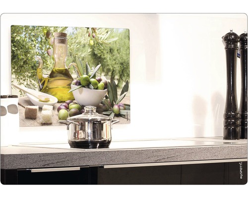 Köksscen med spishäll, kastrull och stänkskydd med olivmotiv