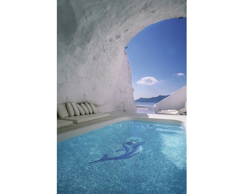 Pool i en grotta med havsutsikt och sittplatser