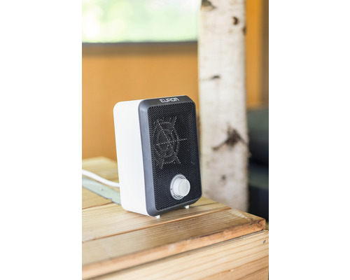 Liten Eurom värmefläkt på ett träbord