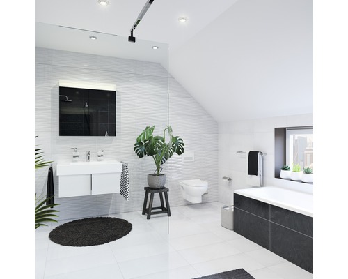 Modernt badrum med handfat, spegel, toalett och badkar i ett ljust rum