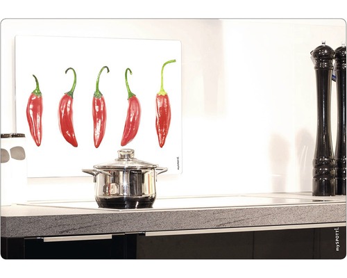 Köksscen med kastrull och stänkskydd med chili motiv