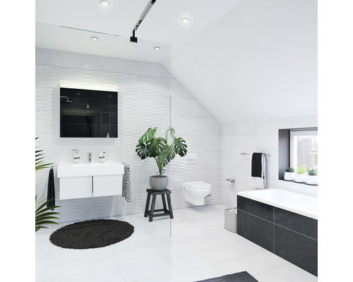 Modernt badrum med handfat, spegel, toalett och badkar.