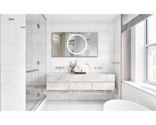 Modernt badrum med tvättställ, spegel med belysning och dusch