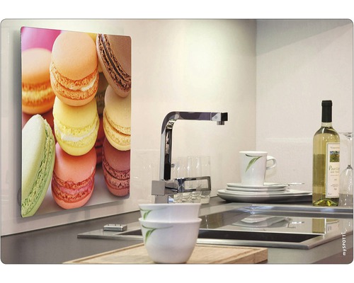 Köksscen med väggpanel med makronmotiv, diskho, kran och porslin