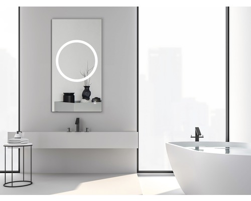 Modernt badrum med belyst spegel, handfat och badkar.