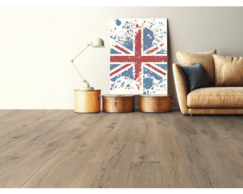 Ljust vardagsrum med trägolv, soffa och dekorativ väggkonst.