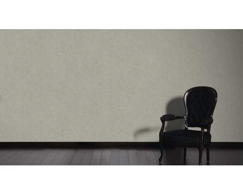 Ljus vägg med mörk stol i rummet