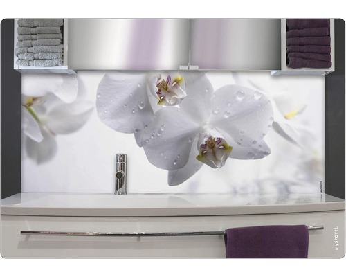 Stänkskydd till badrum MYSPOTTI Aqua vit 900 x 450 mm Floral Badrumshandfat med orkidébakvägg, handdukar och armatur