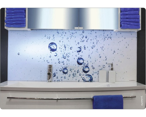 Badrumskommod med handfat, blandare, tvålpump och bakstycke med bubbelmönster