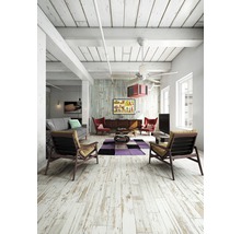 Vardagsrum med trägolv, soffa, fåtöljer och TV