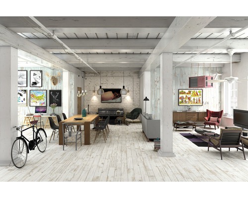 Rymligt vardagsrum med trägolv, matbord, soffor och dekorativa element