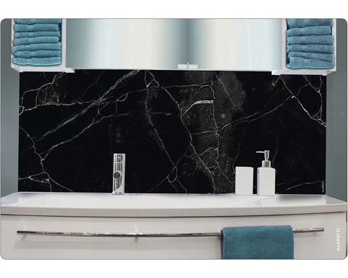 Badrum handfat med svart marmor bakgrund, armatur och badrumstillbehör