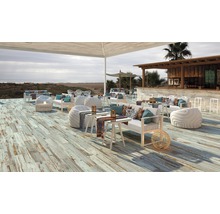 Uteplats med loungemöbler, trägolv och havsutsikt