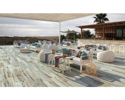 Uteplats med loungemöbler, trägolv och havsutsikt