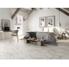 Ljust sovrum på vinden med säng, skrivbord och träbjälkar