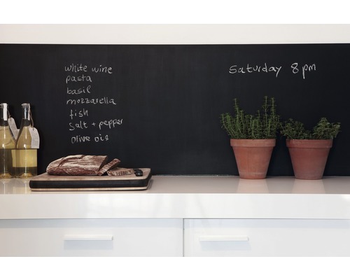 Köksscen med griffeltavla, inköpslista, bröd, vin och örtkrukor
