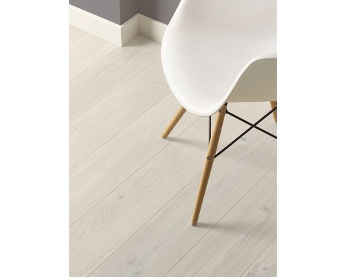 Ljust trägolv med vit stol